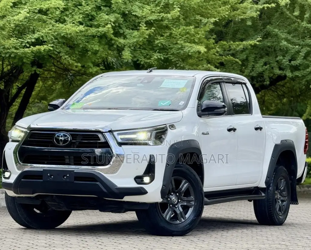 Toyota Hilux 2022 White