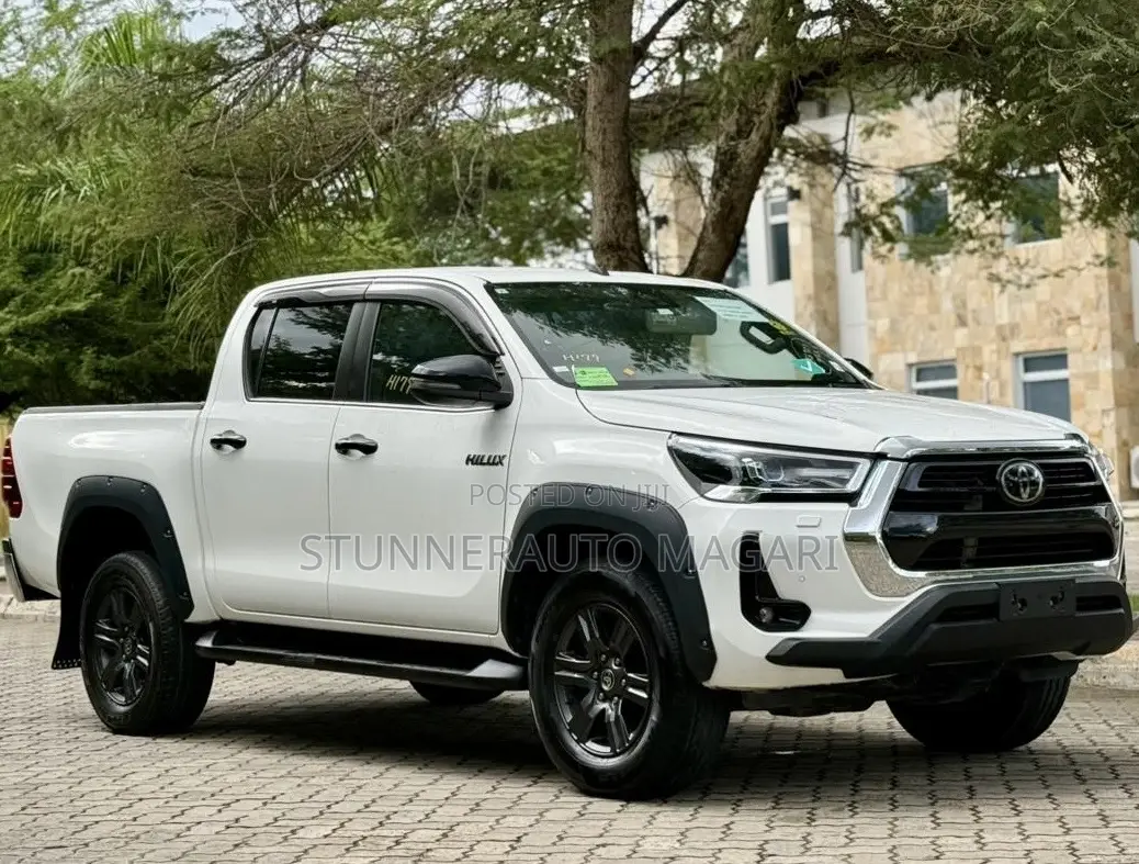 Toyota Hilux 2022 White