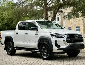 Toyota Hilux 2022 White