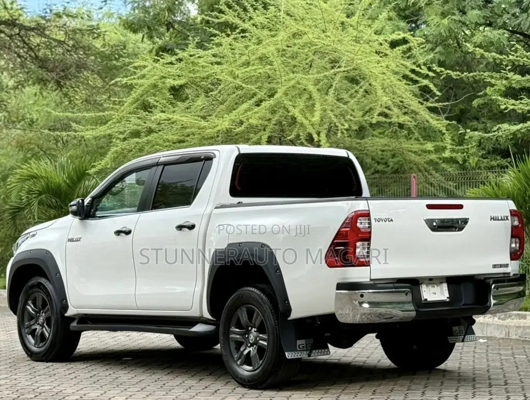 Toyota Hilux 2022 White