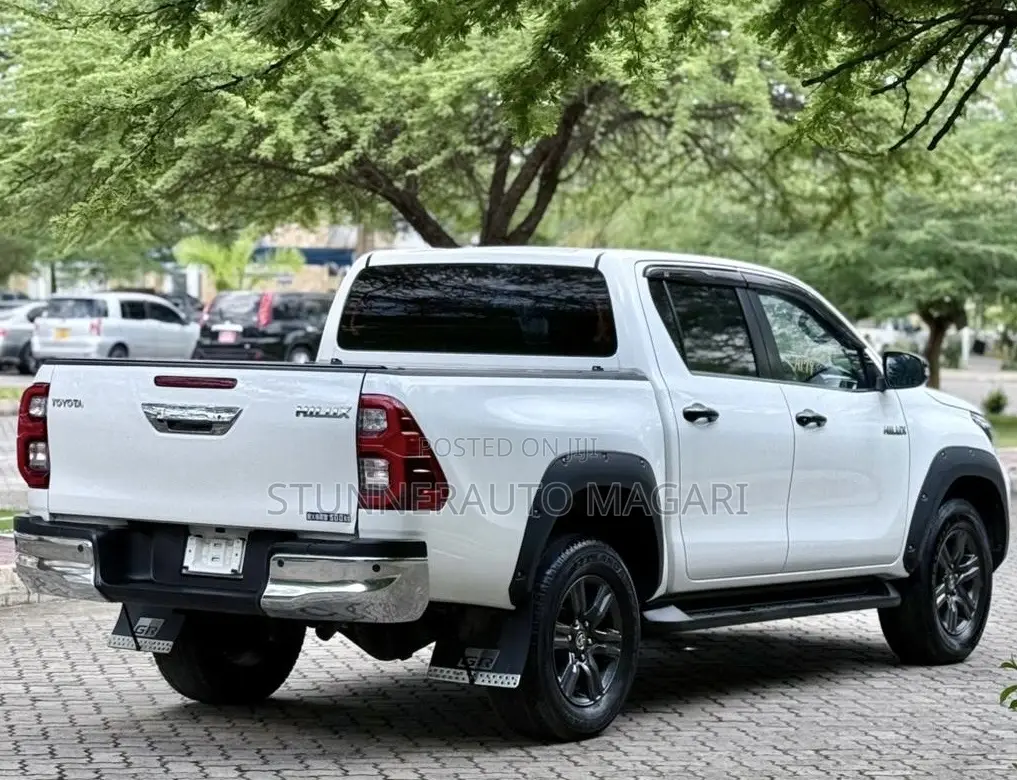 Toyota Hilux 2022 White
