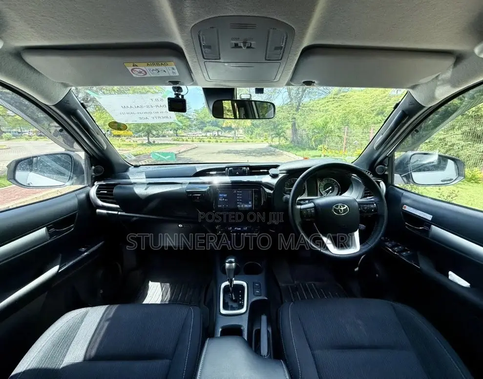 Toyota Hilux 2022 White