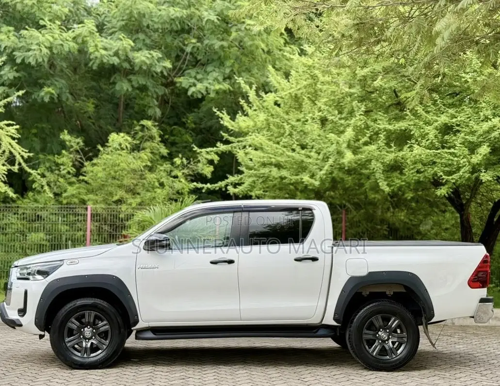 Toyota Hilux 2022 White