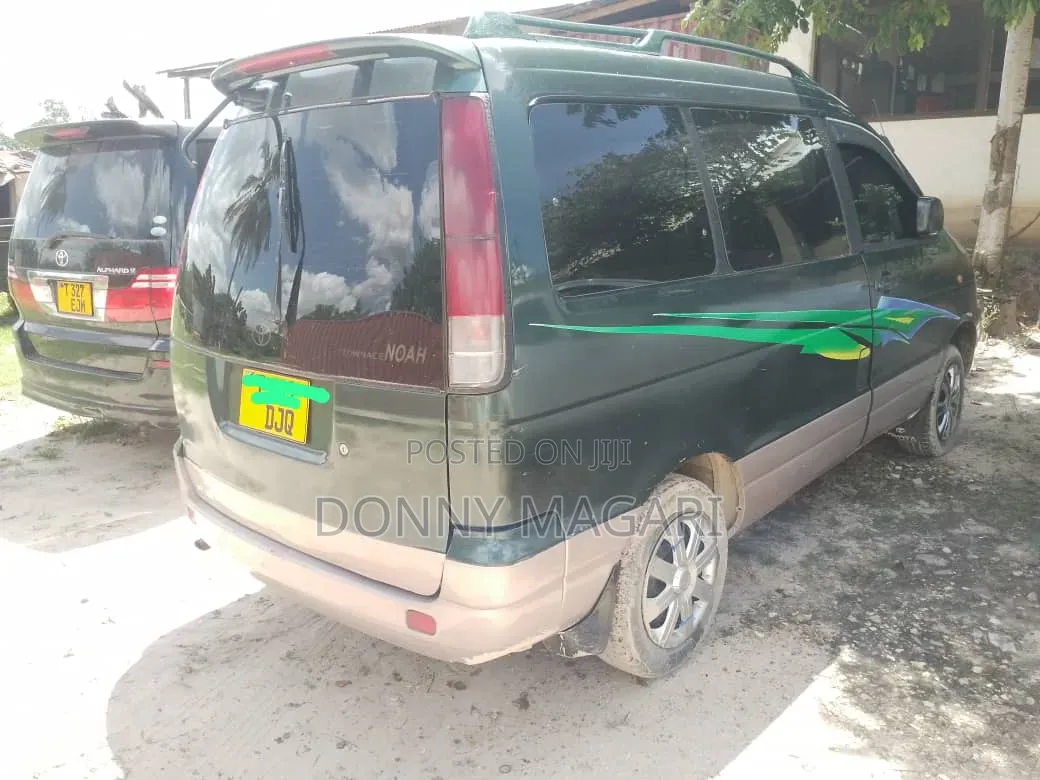 Toyota Noah 2001 Green