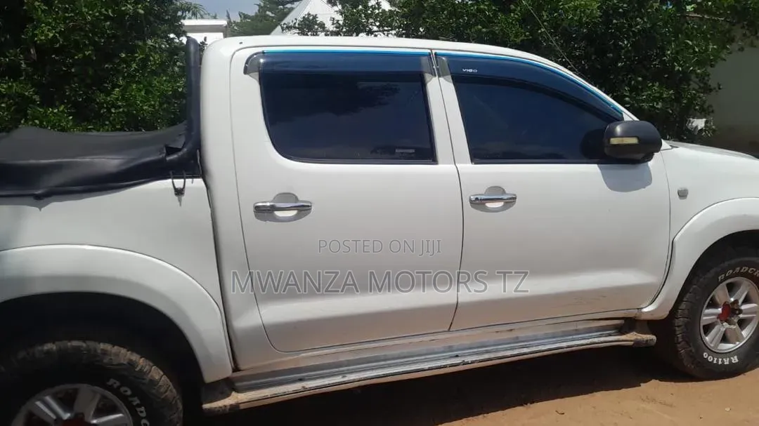 Toyota Hilux 2009 White
