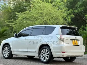 Toyota Vanguard 2012 White
