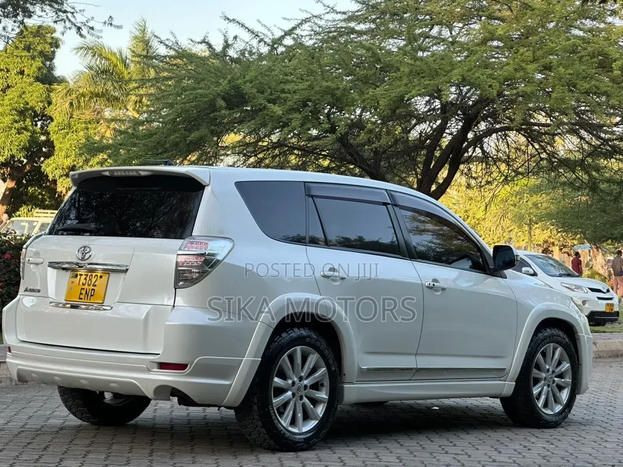 Toyota Vanguard 2012 White