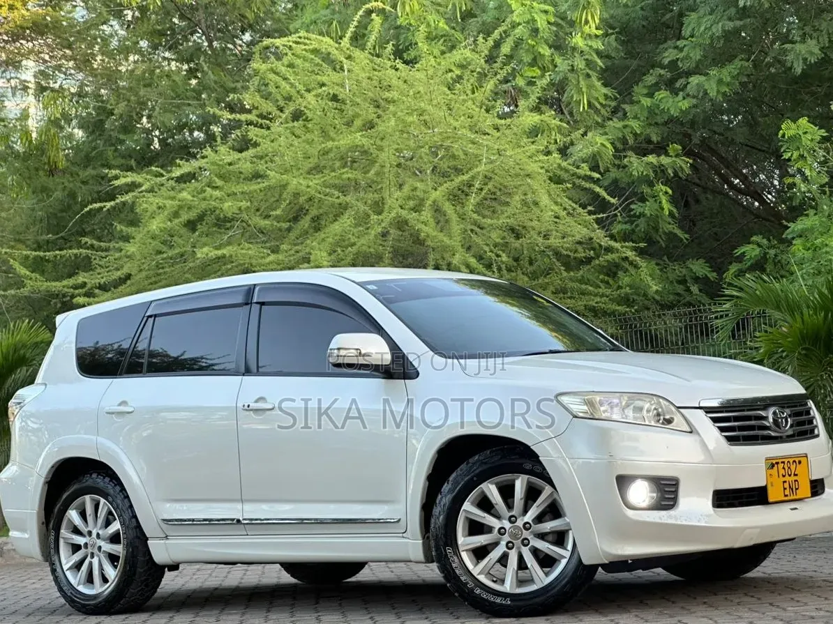 Toyota Vanguard 2012 White