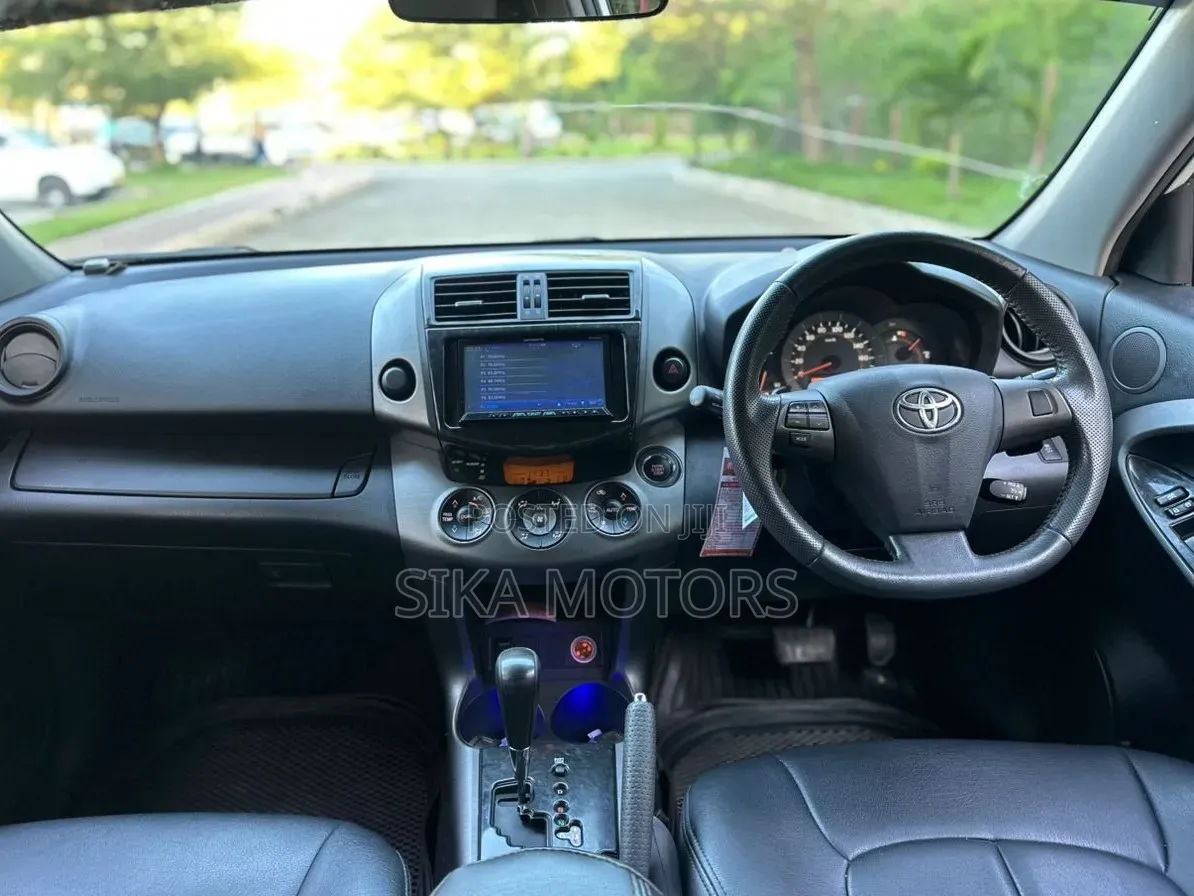 Toyota Vanguard 2012 White
