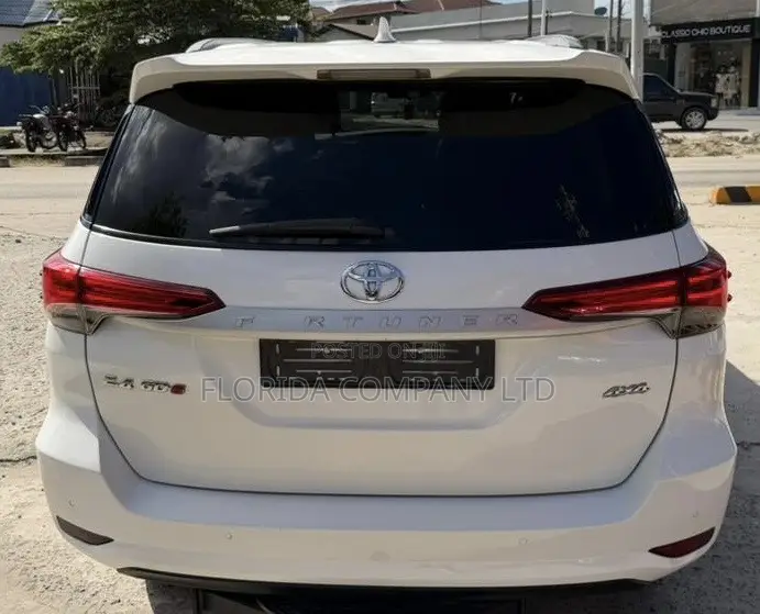 Toyota Fortuner 2022 White