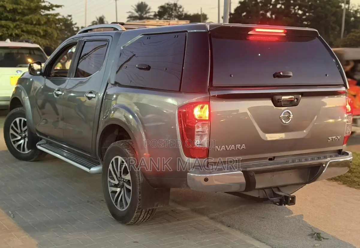 Nissan Navara 2017 Gray