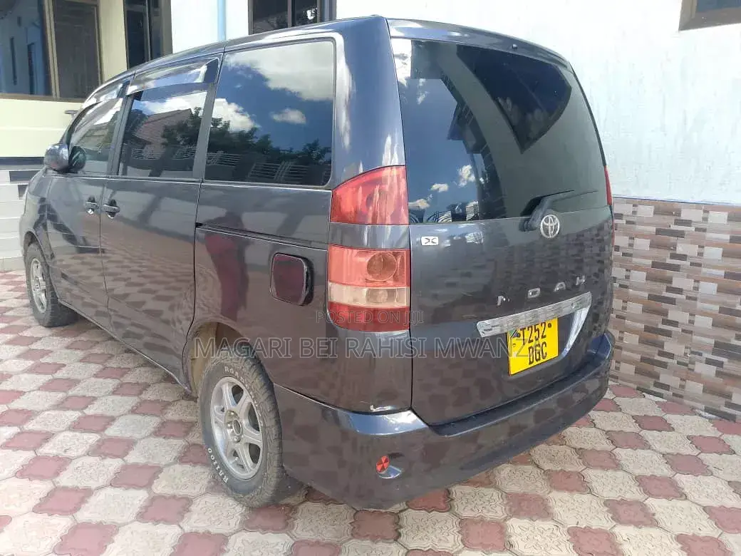 Toyota Noah 2.0 AWD (8 Seater) 2005 Black