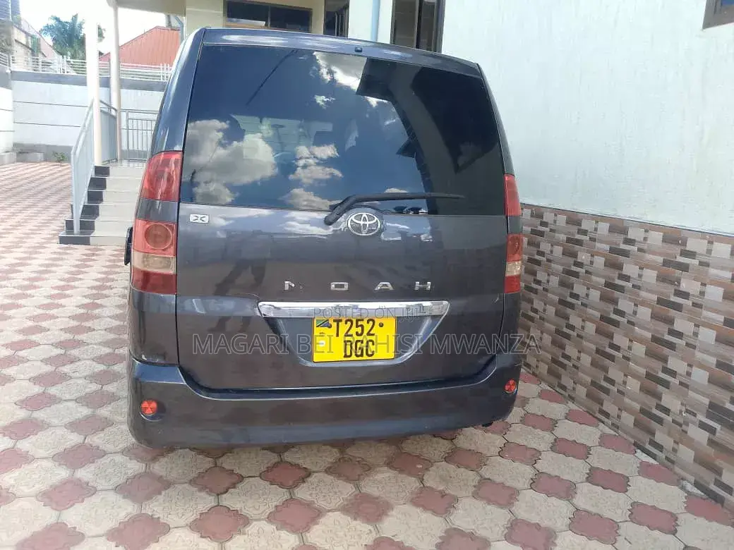 Toyota Noah 2.0 AWD (8 Seater) 2005 Black