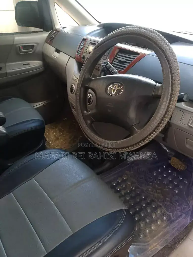 Toyota Noah 2.0 AWD (8 Seater) 2005 Black