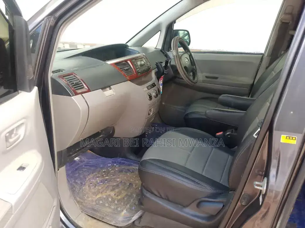 Toyota Noah 2.0 AWD (8 Seater) 2005 Black