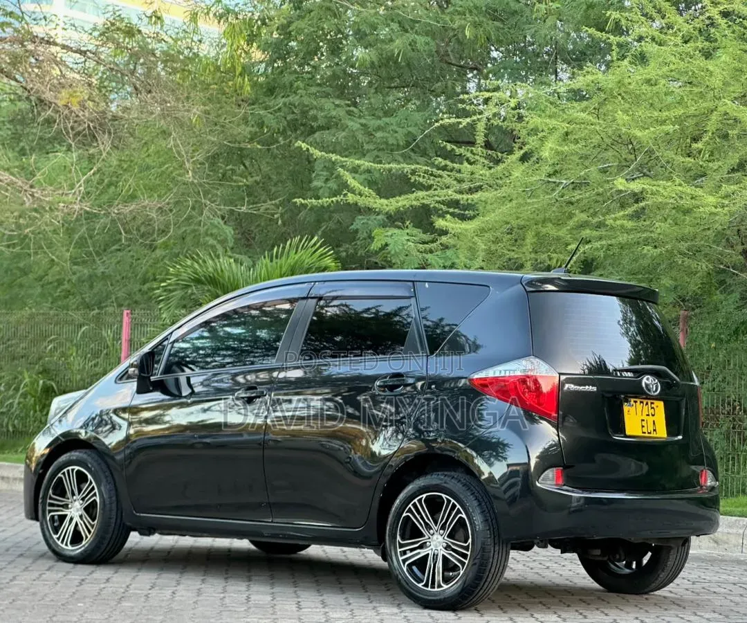 Toyota Ractis 2011 Black