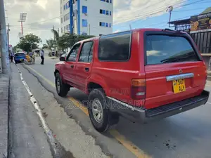 Toyota Hilux Surf 2000 Red