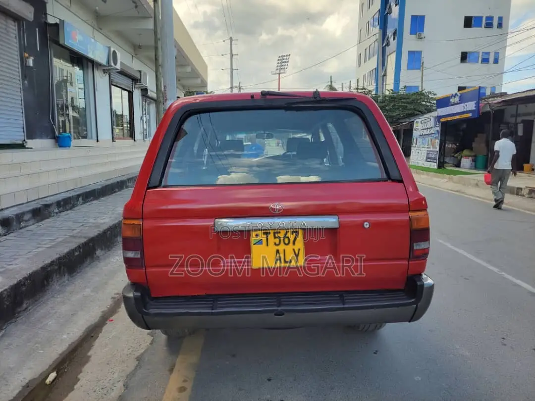 Toyota Hilux Surf 2000 Red