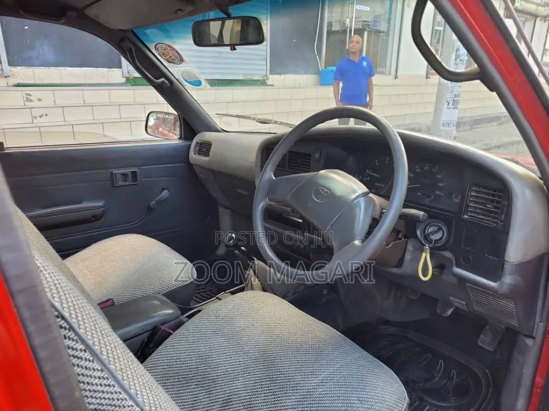 Toyota Hilux Surf 2000 Red