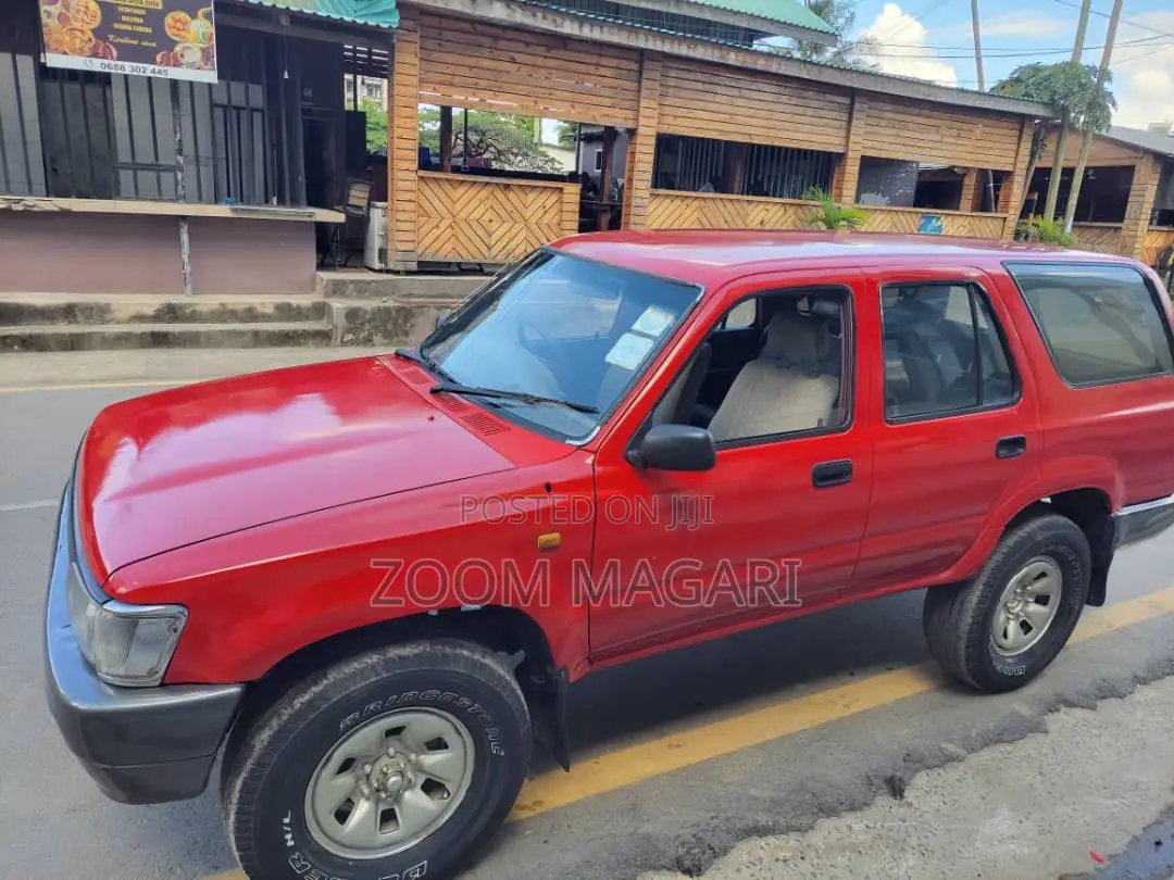 Toyota Hilux Surf 2000 Red