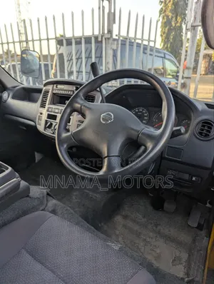 Nissan Caravan (Urvan) 2005 Yellow
