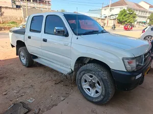 Toyota Hilux 2003 White