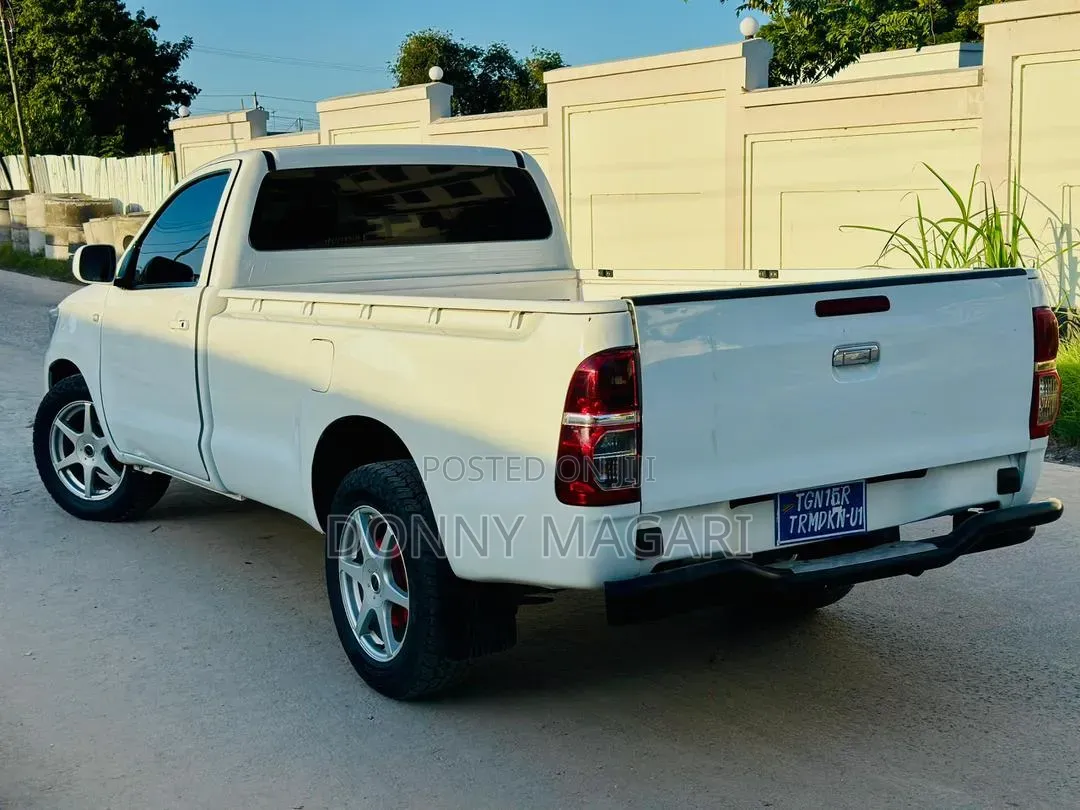 Toyota Hilux 2006 White