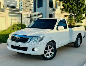 Toyota Hilux 2006 White