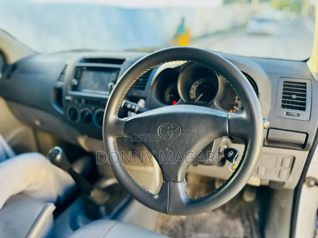 Toyota Hilux 2006 White