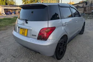 Toyota IST 2004 Silver