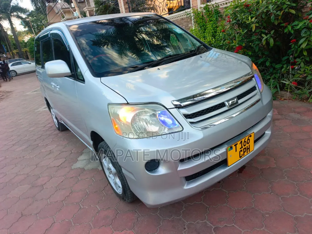 Toyota Noah 2.0 AWD (8 Seater) 2005 Silver