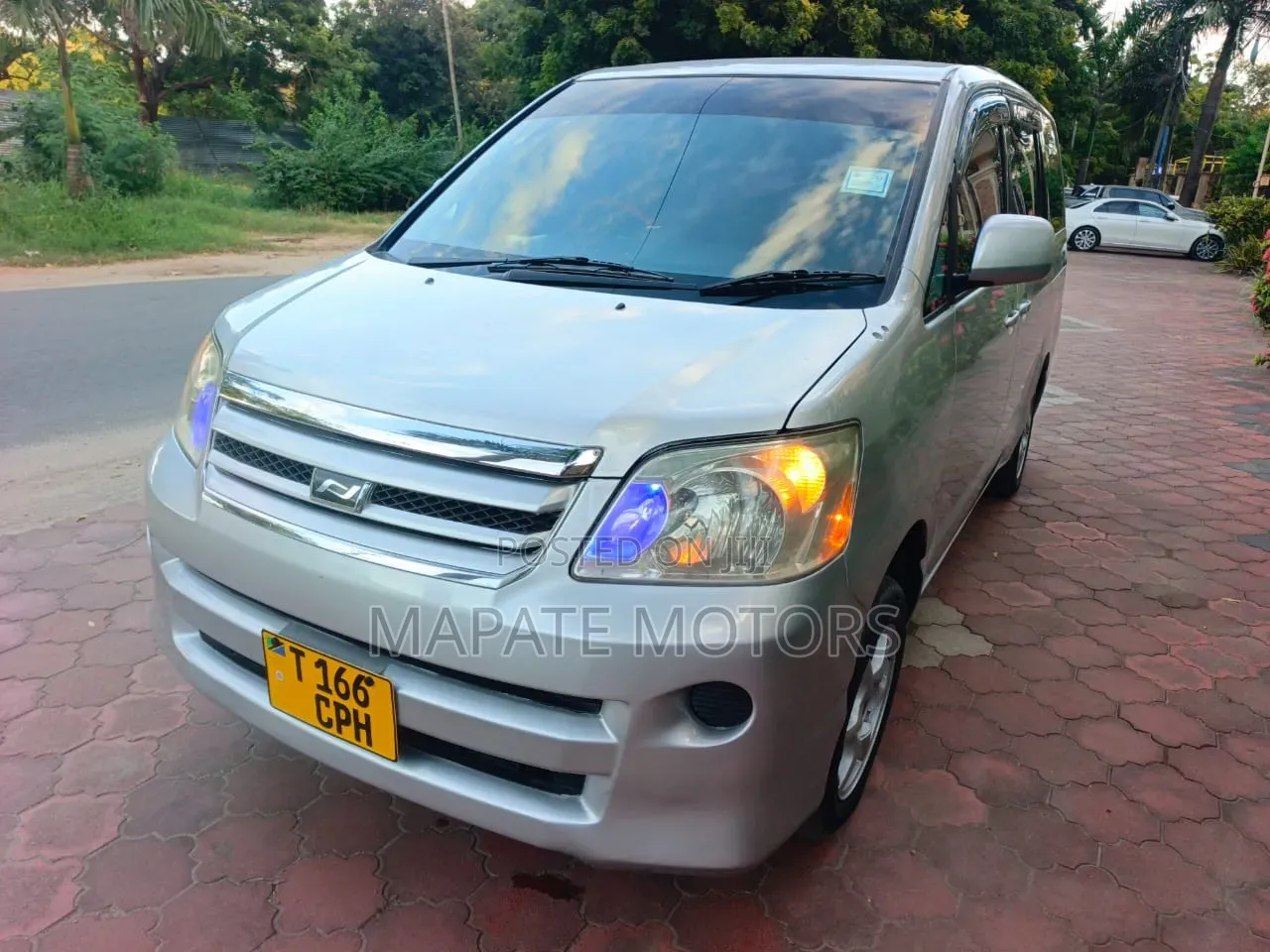 Toyota Noah 2.0 AWD (8 Seater) 2005 Silver