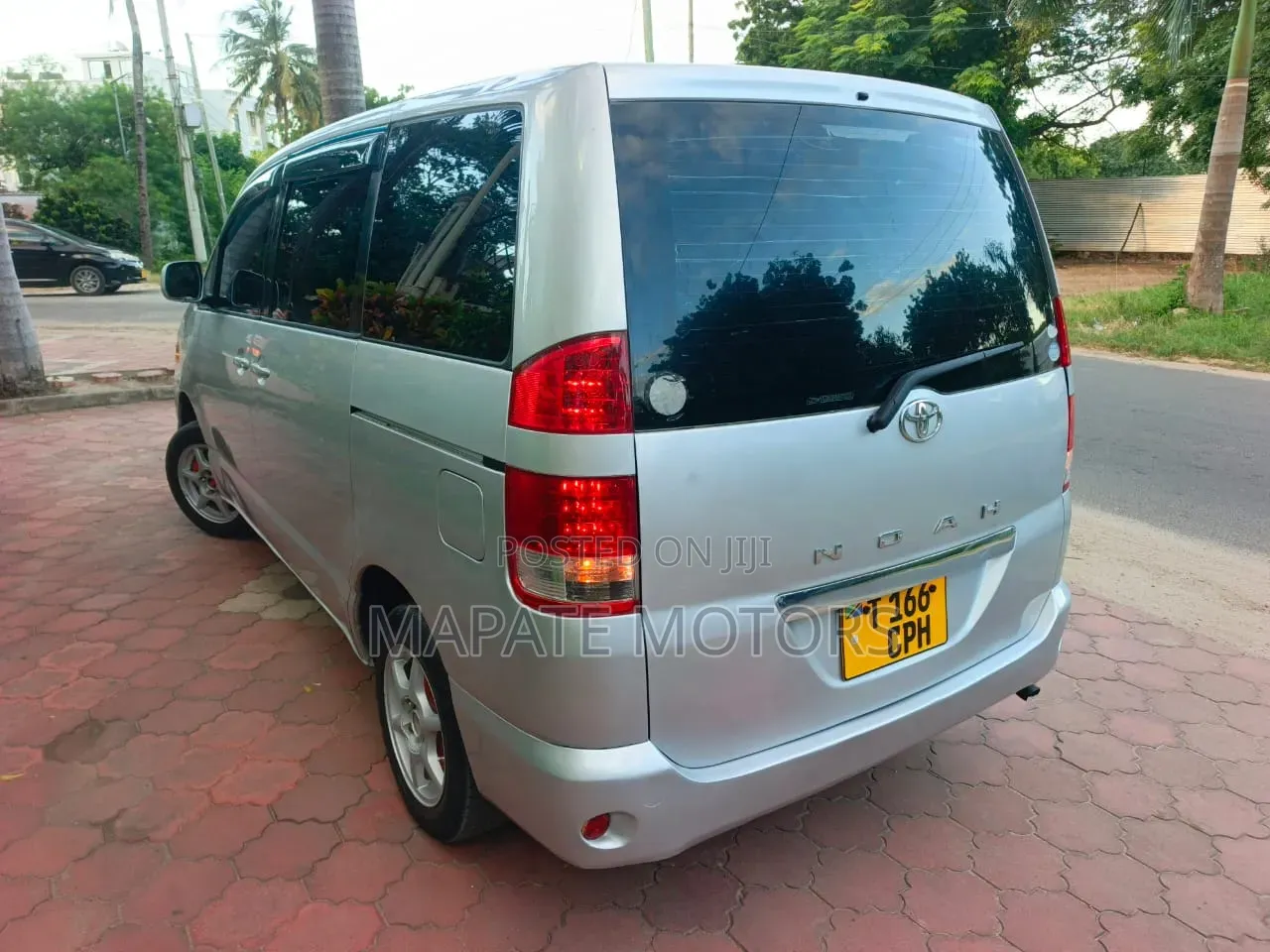 Toyota Noah 2.0 AWD (8 Seater) 2005 Silver