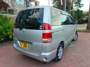 Toyota Noah 2.0 AWD (8 Seater) 2005 Silver