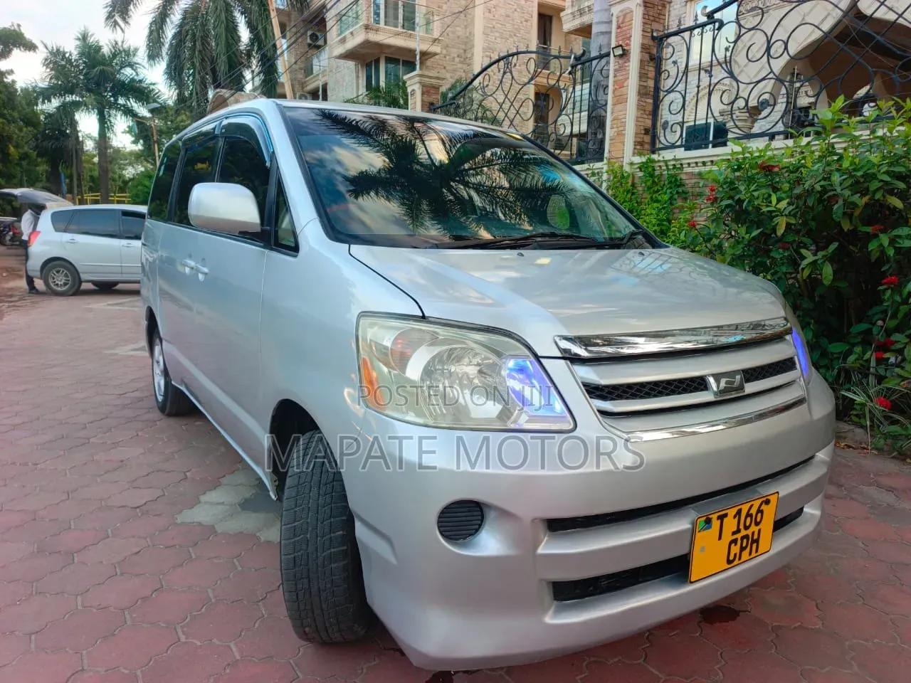 Toyota Noah 2.0 AWD (8 Seater) 2005 Silver