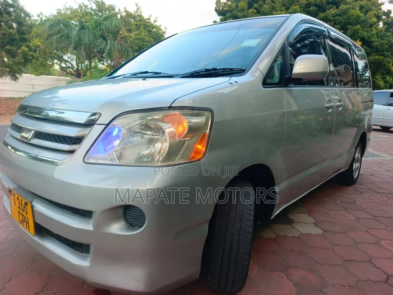 Toyota Noah 2.0 AWD (8 Seater) 2005 Silver
