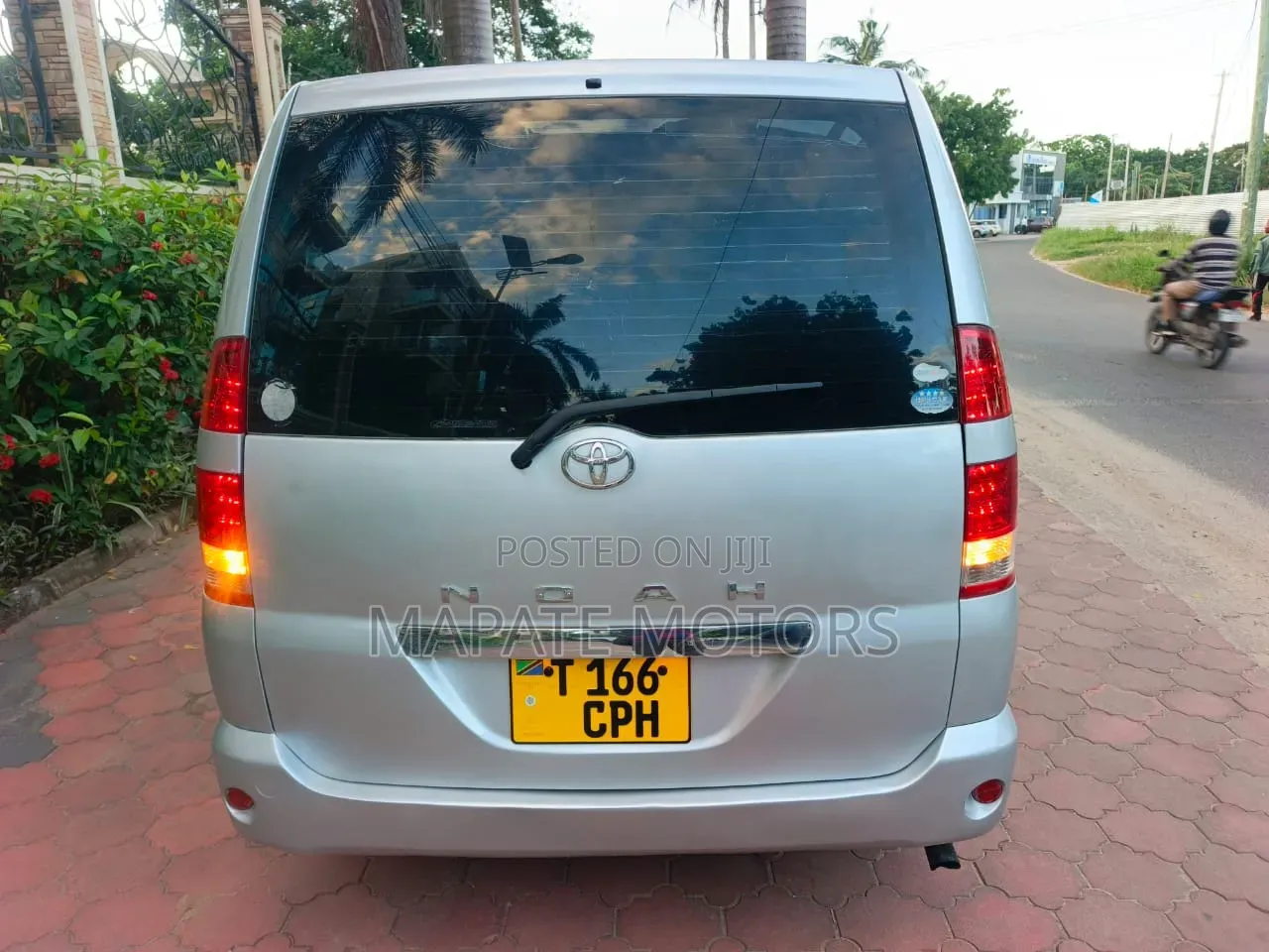 Toyota Noah 2.0 AWD (8 Seater) 2005 Silver