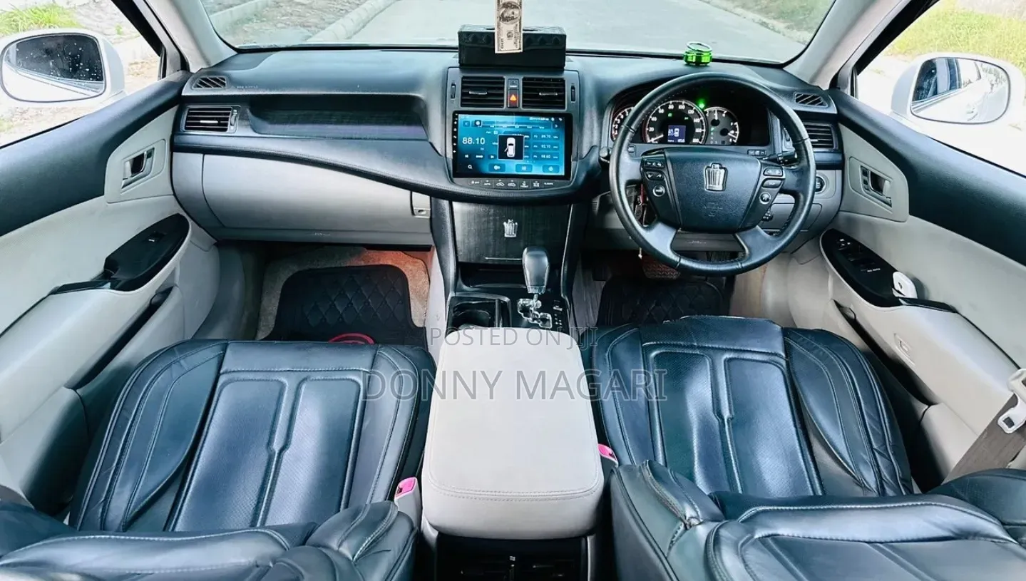 Toyota Crown 2010 White