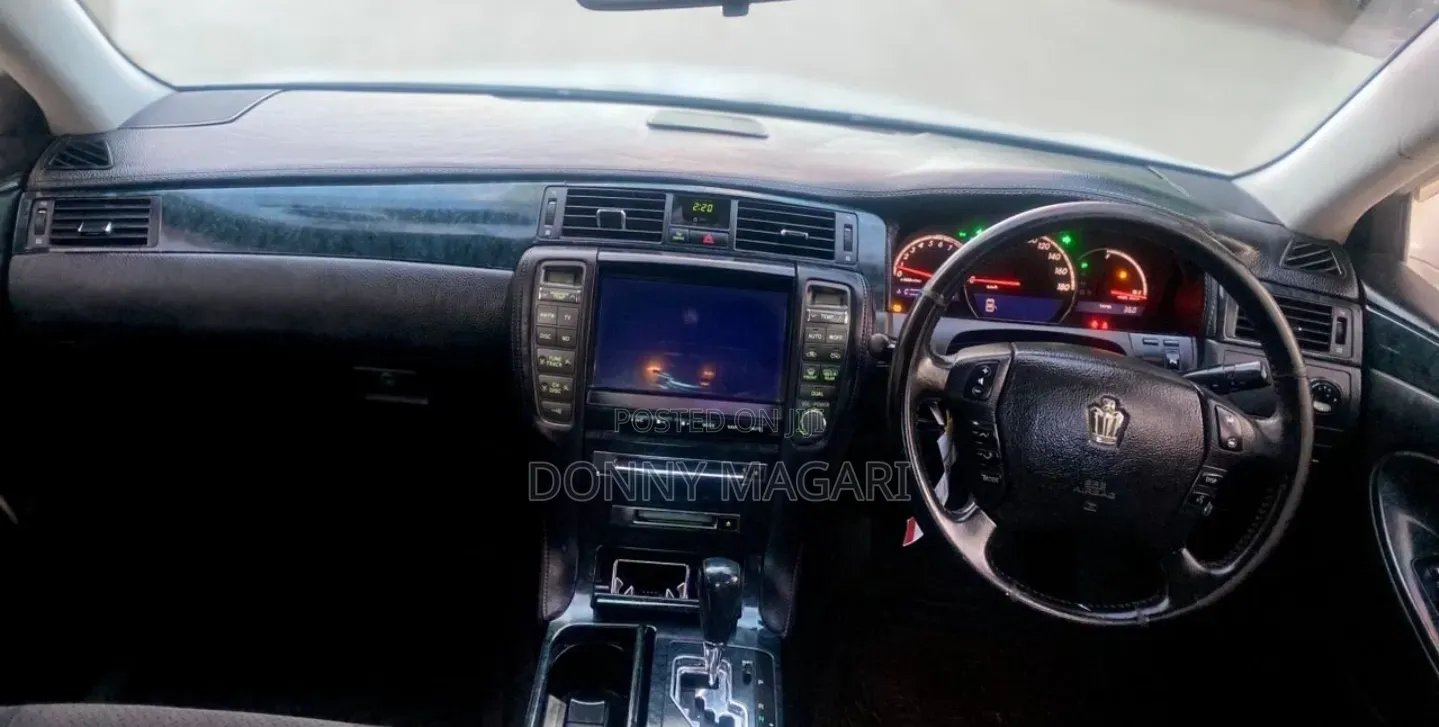 Toyota Crown 2006 White