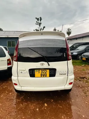 Toyota Fun Cargo 2004 White
