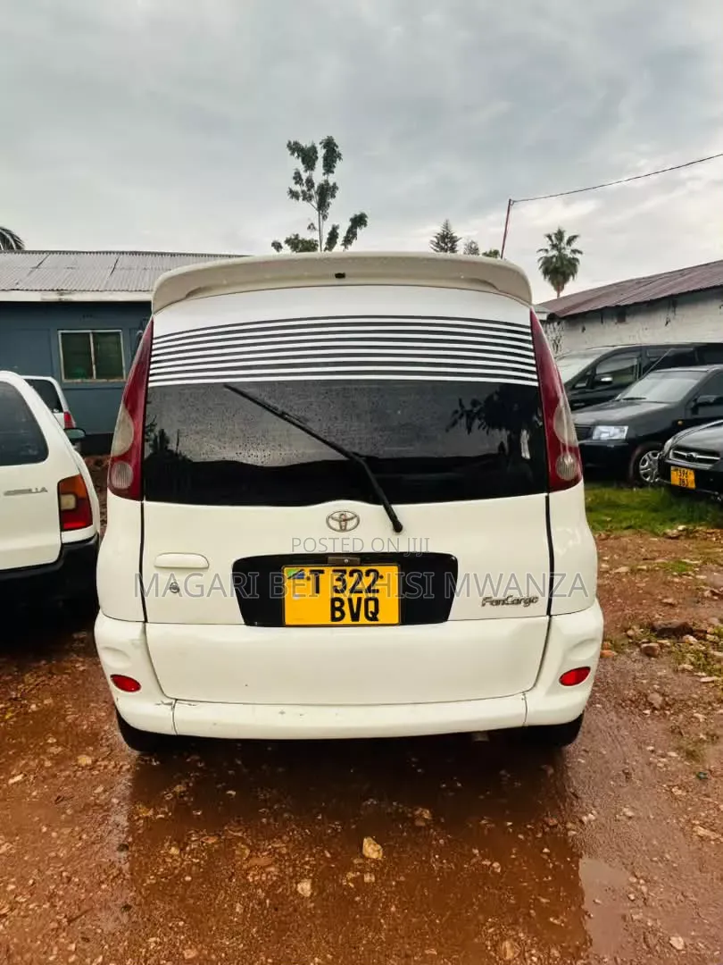 Toyota Fun Cargo 2004 White