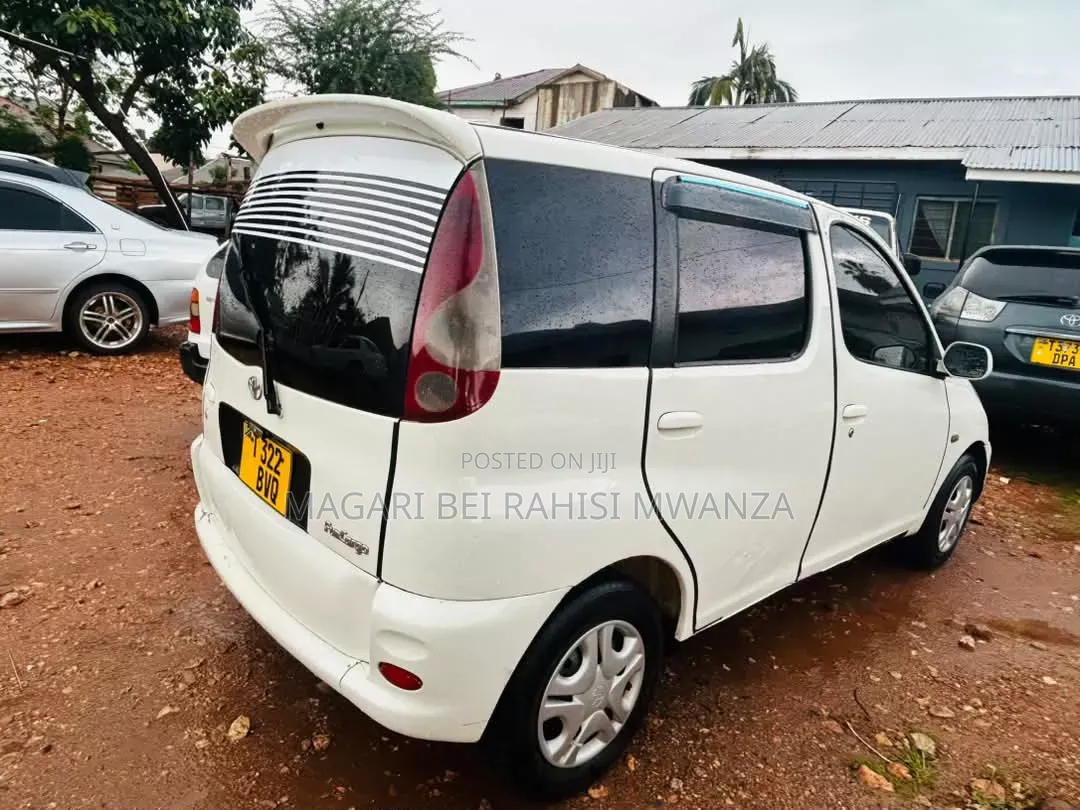 Toyota Fun Cargo 2004 White