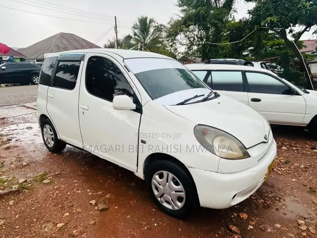 Toyota Fun Cargo 2004 White