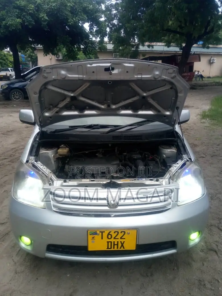 Toyota Raum 2003 Silver