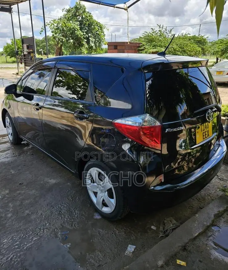 Toyota Ractis 2011 Black