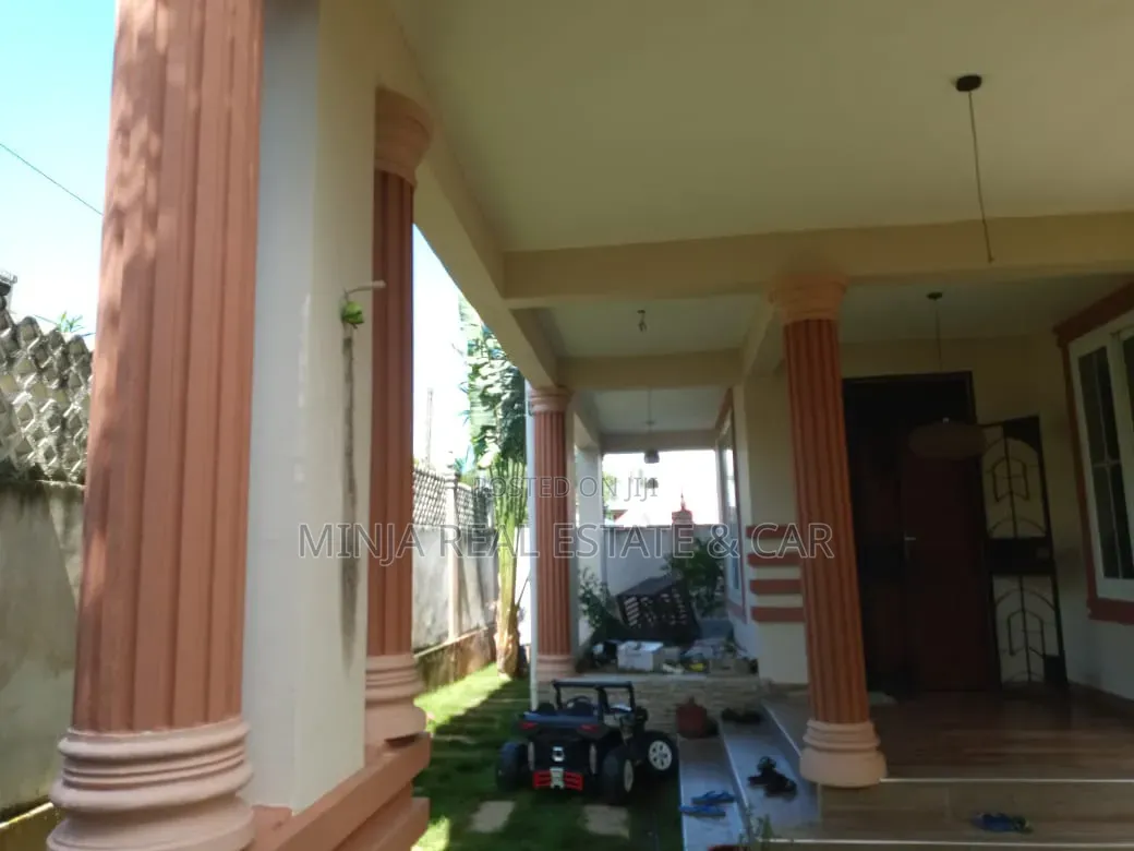 5bdrm House in Goba for sale