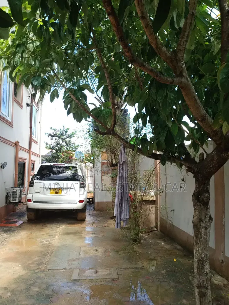 5bdrm House in Goba for sale
