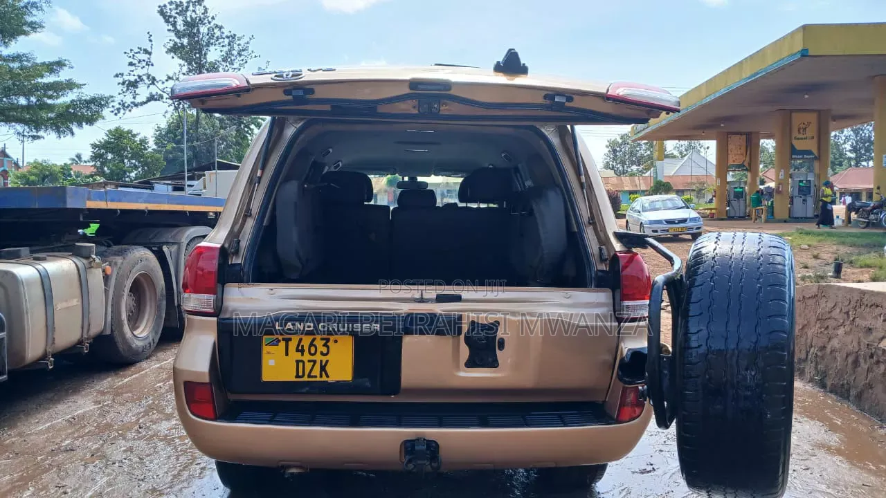 Toyota Land Cruiser 2010 Gold