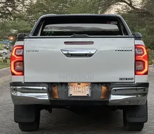 Toyota Hilux 2021 White