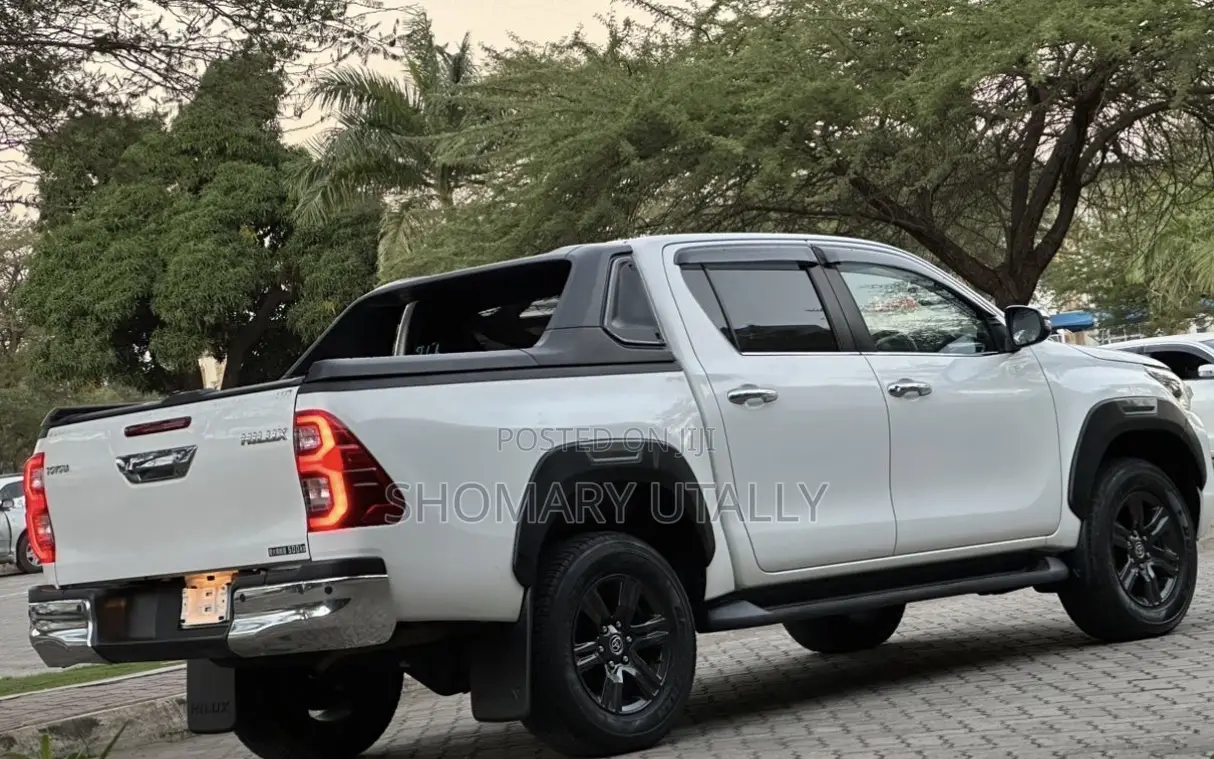 Toyota Hilux 2021 White